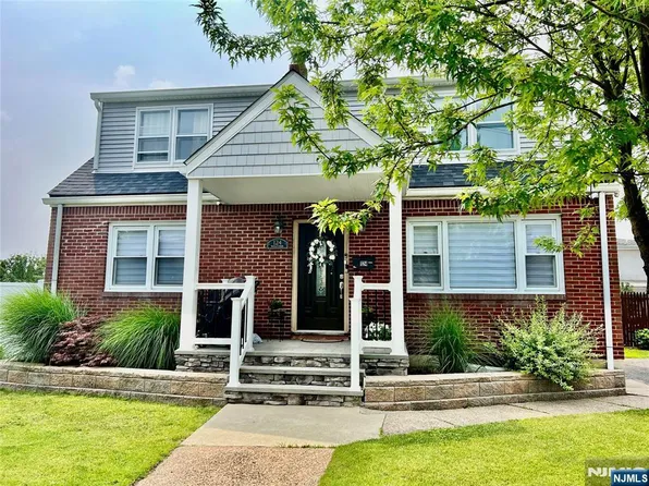 124 Lee St, Elmwood Park, NJ 07407