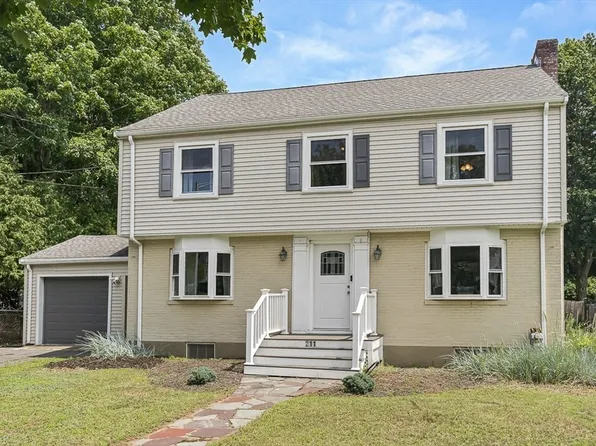 211 Lynn Fells Pkwy, Saugus, MA 01906