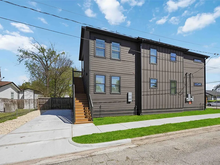 801 E 32nd 1/2 St #A — Photo 35