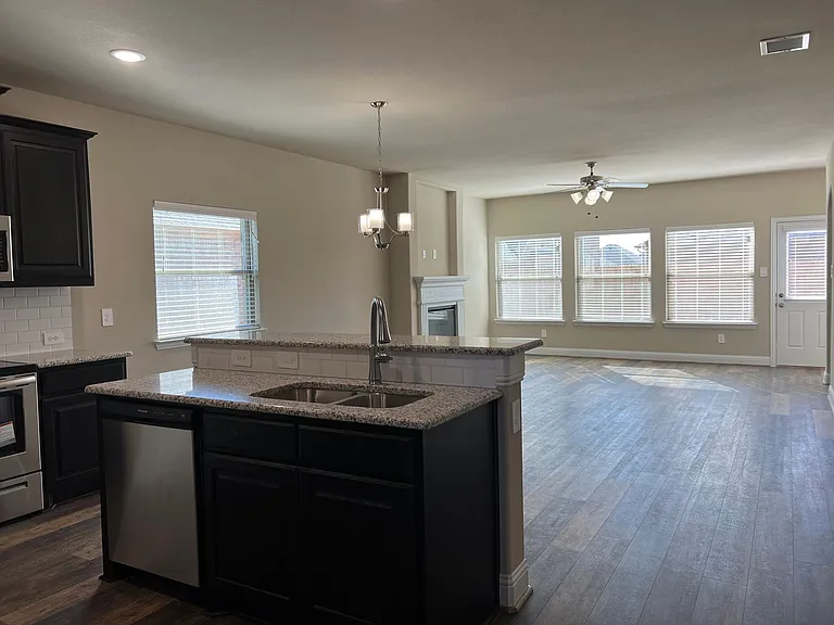 639 Comal Dr — Photo 8