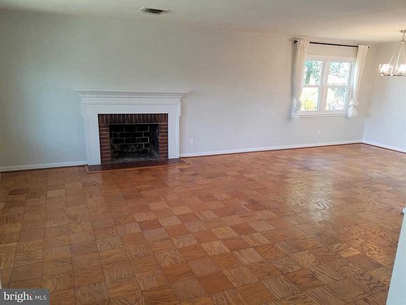 3rd image of 1323 Mayflower Dr