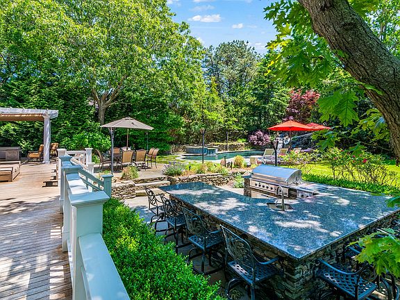 3rd image of 98 Spring Pond Ln