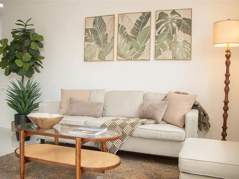1453 W 29th St #307 — Photo 3