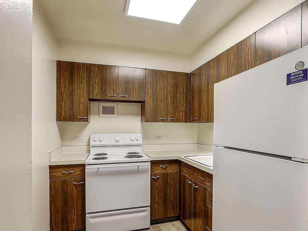 Lansing Tower Apartments — Photo 2