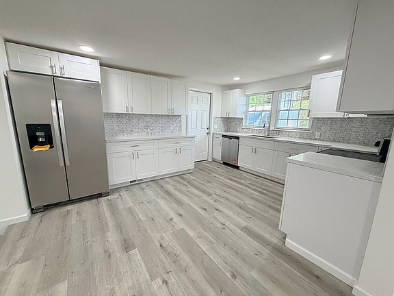 3rd image of 515 Potts Rd