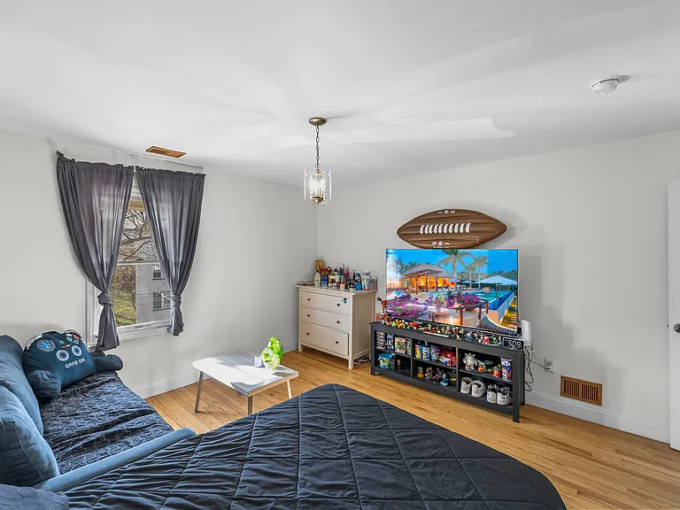 360 Gorge Rd #2 — Photo 3