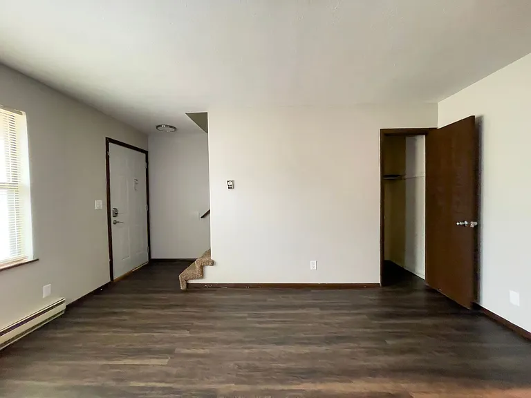 East Memorial Apartments — Photo 12