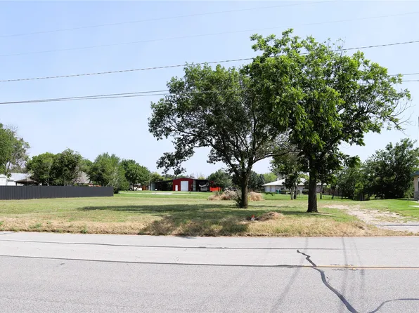 1111 W Omega St, Henrietta, TX 76365