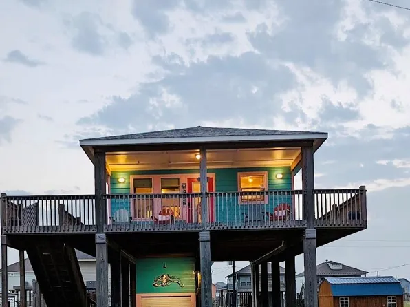 975 Fisherman Dr S, Crystal Beach, TX 77650