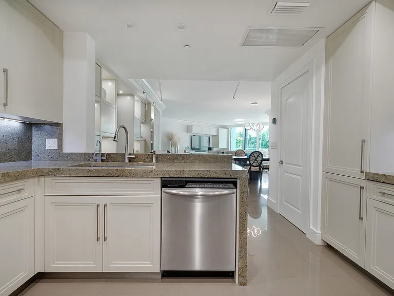 550 SE Mizner Blvd #B209 — Photo 30