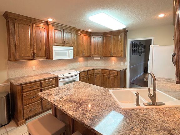 3rd image of 9 Stratford Ln #1