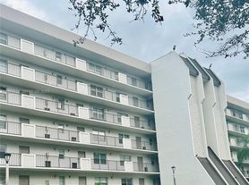 3100 W Rolling Hills Cir