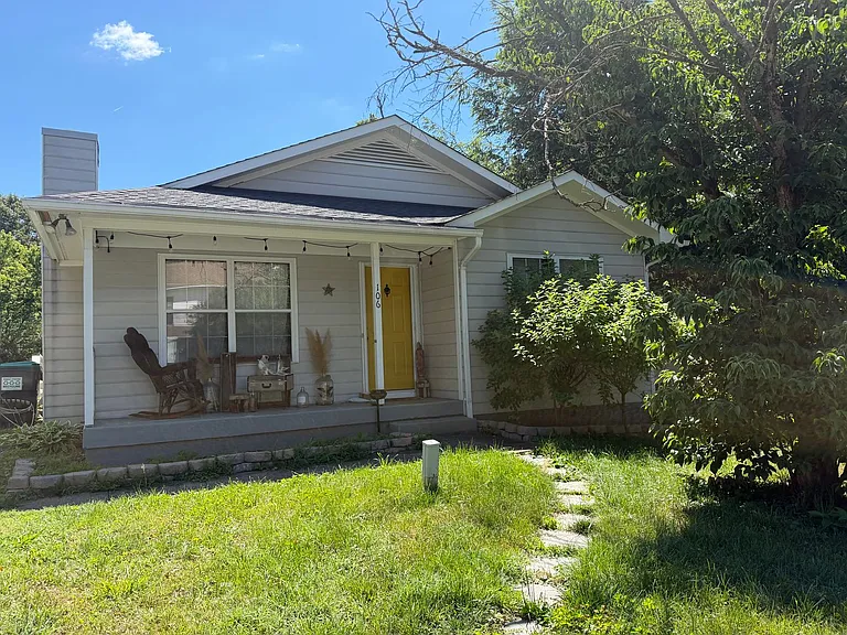 106 Westwood Cir — Photo 2