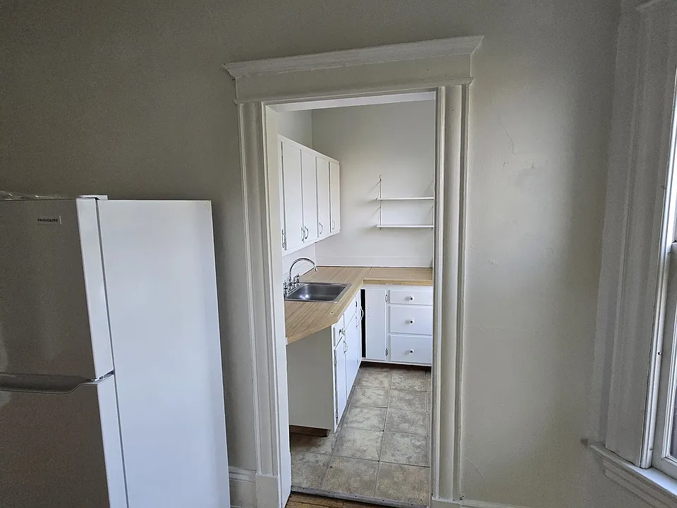 403 College St #3
