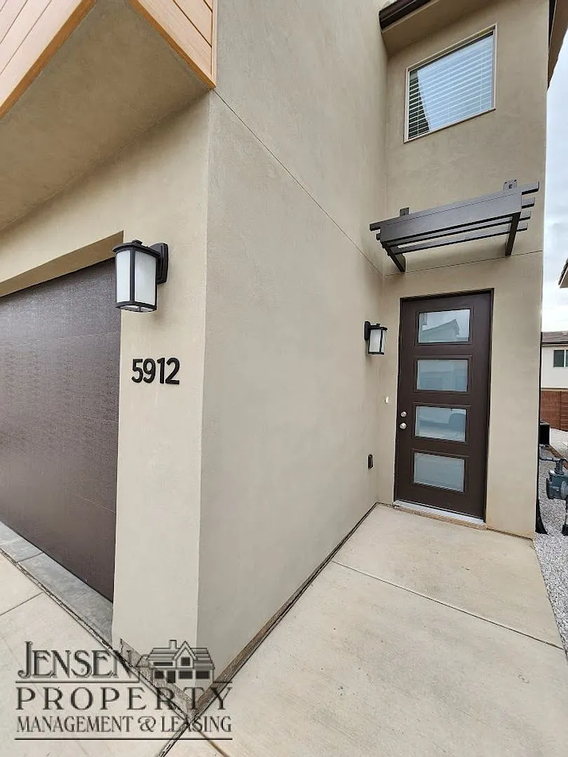 Newer4 Bedroom Town Home — Photo 3