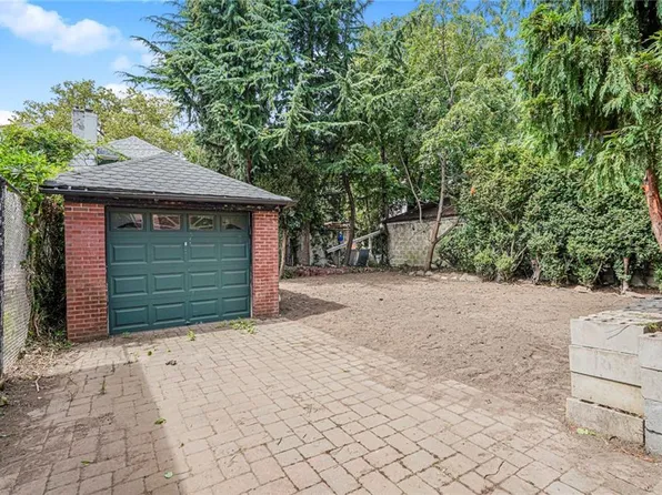 1422 East 27th Street image 2 of 12