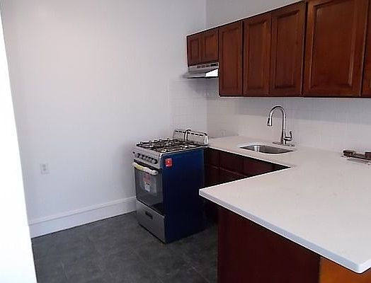 2nd image of 465 Park Pl APT 3R