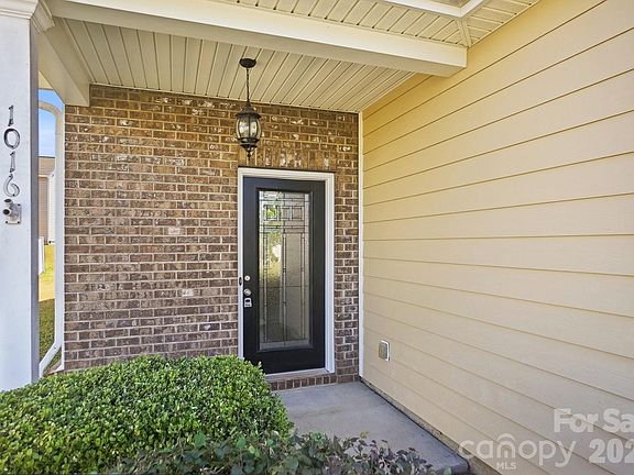 3rd image of 1016 Garden Web Rd