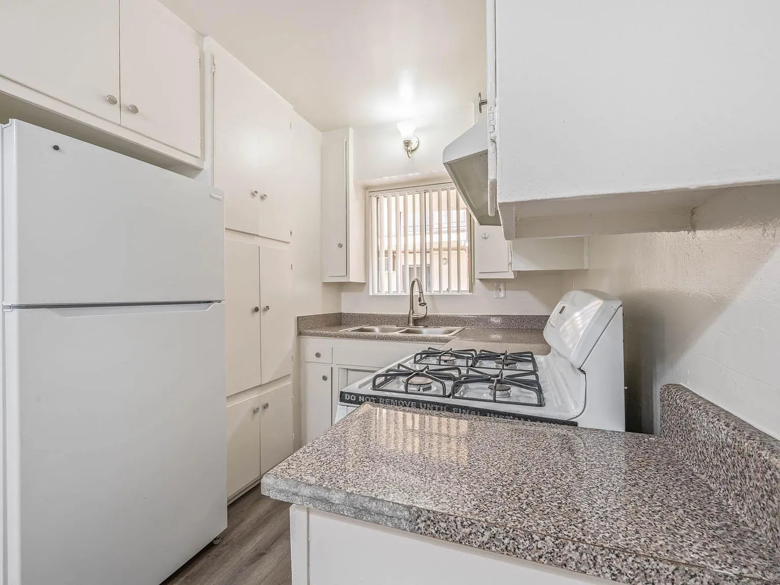 11427 Oxnard — Photo 2