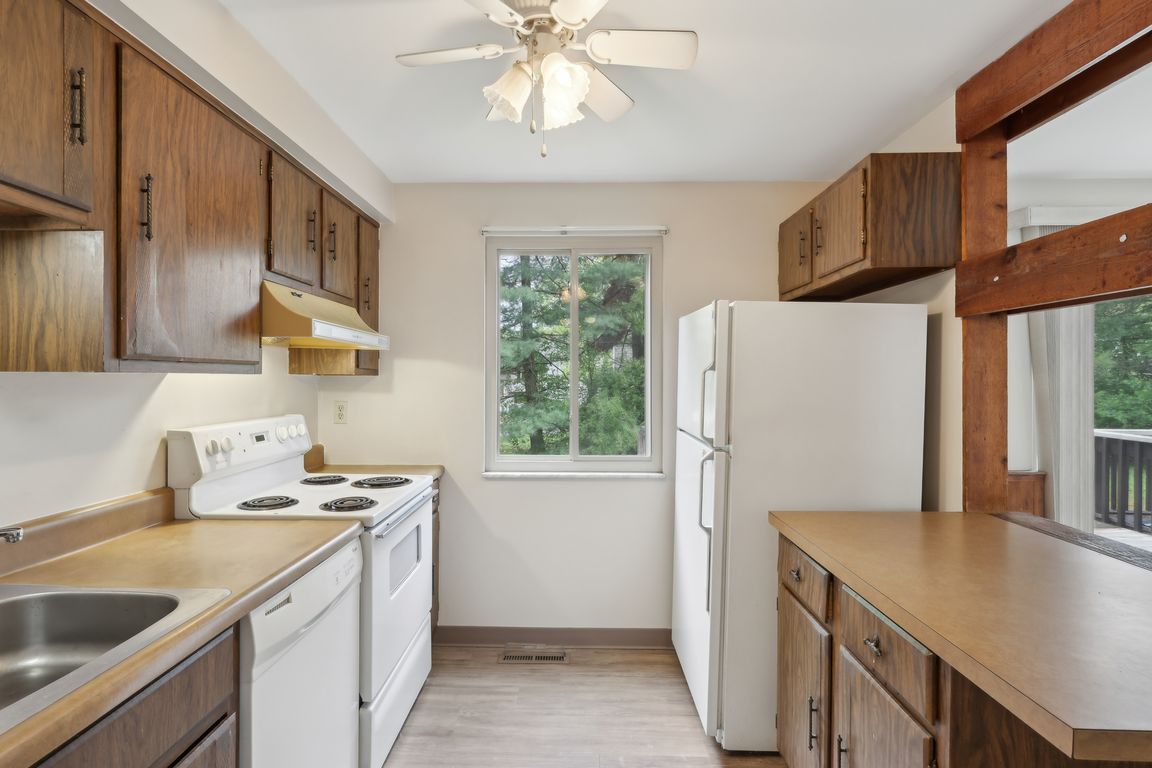 Parkwood Dr-0705-015.jpg