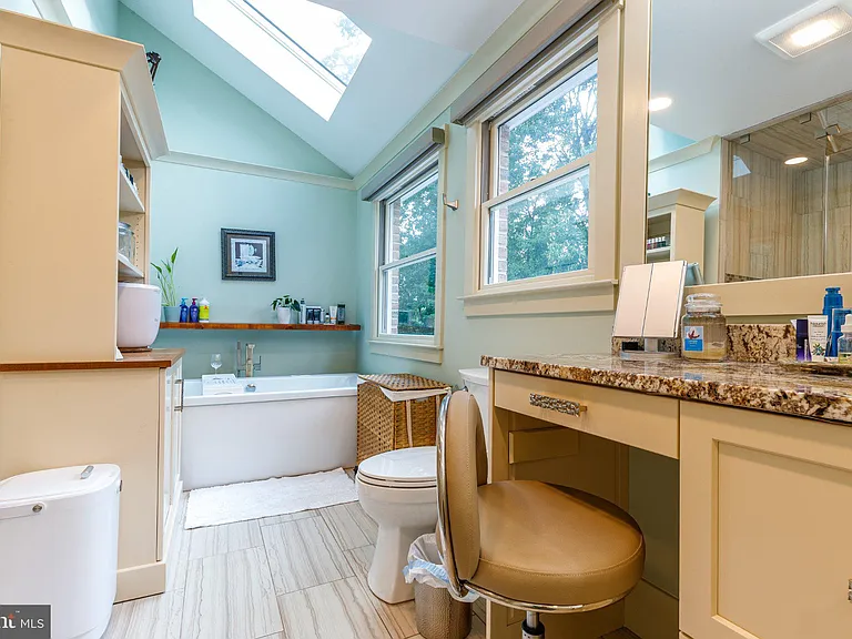 1135 Romsey Dr — Photo 21