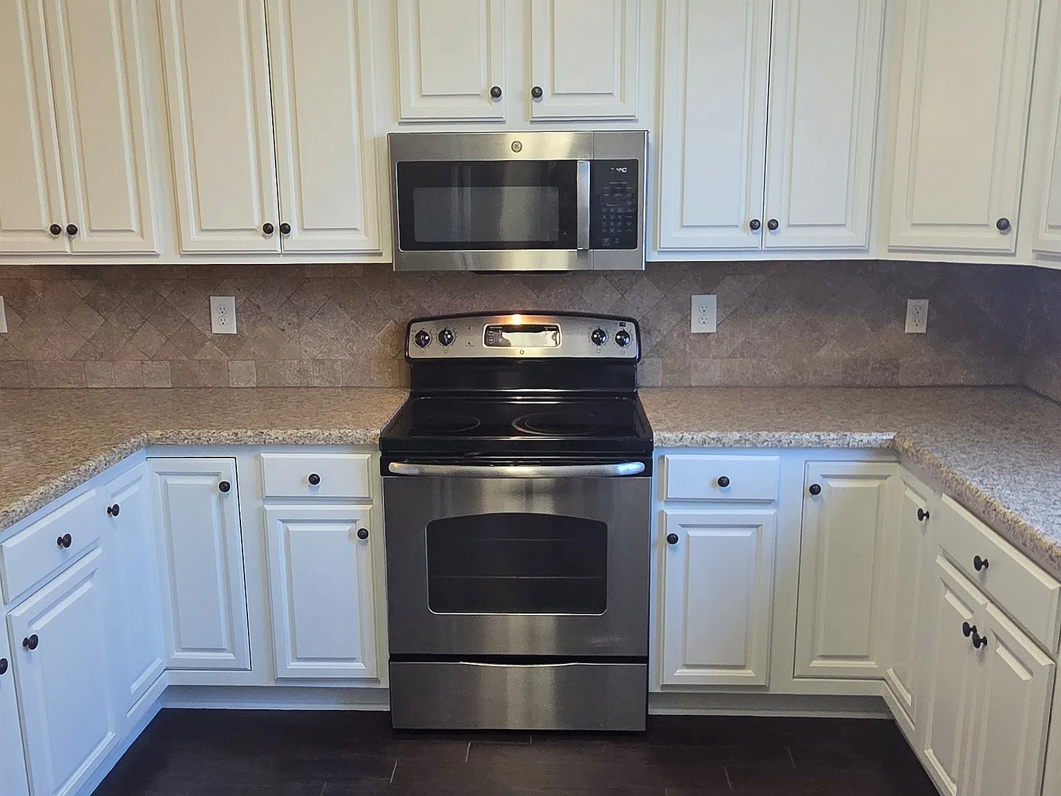 4 bed, 2.5 bath, 2502 sqft, $2,400 — Photo 3