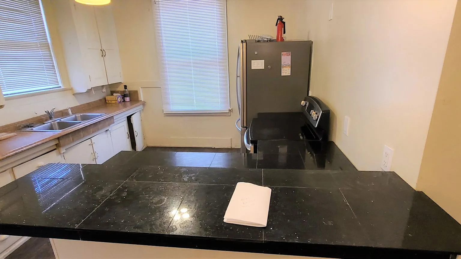 Euclid Ave - A 4 bedroom 2 bathroom Historic house with AC — Photo 3
