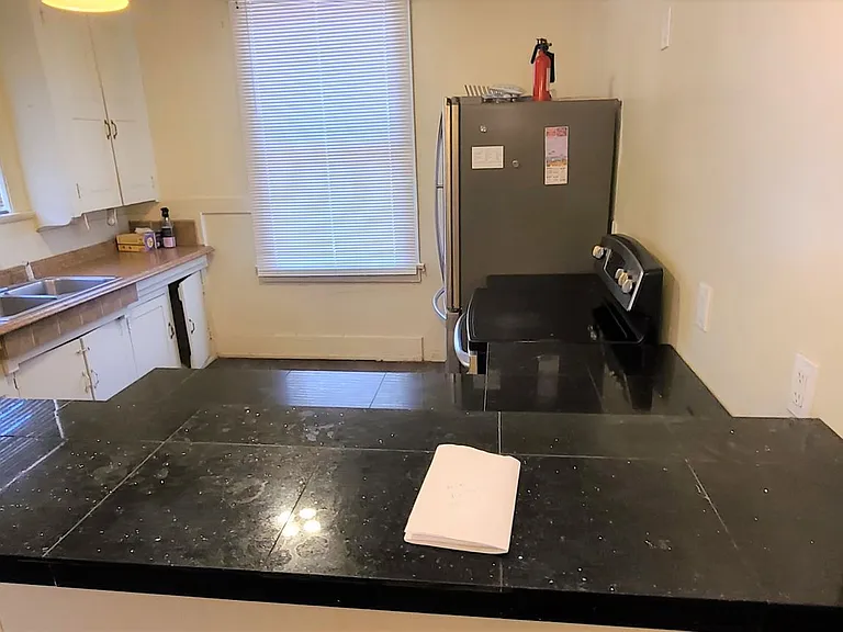 Euclid Ave - A 4 bedroom 2 bathroom Historic house with AC — Photo 3