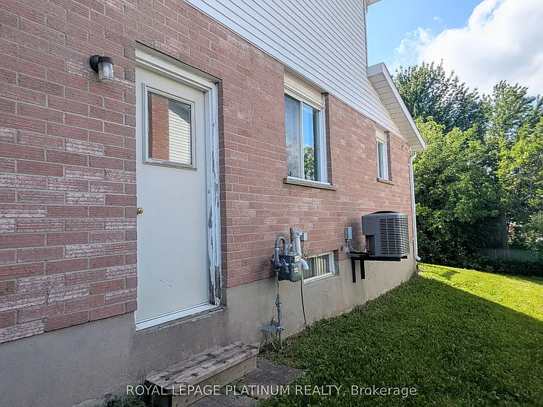 630 Pinerow Cres — Photo 25