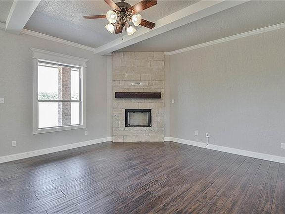 2nd image of 404 Brooke Ct