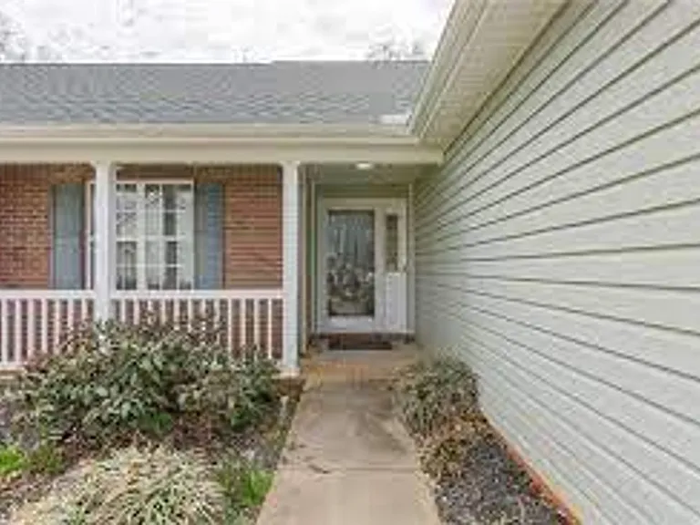 902 Satinwood Dr — Photo 2