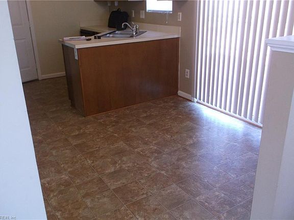 5th image of 813 Palace Ct