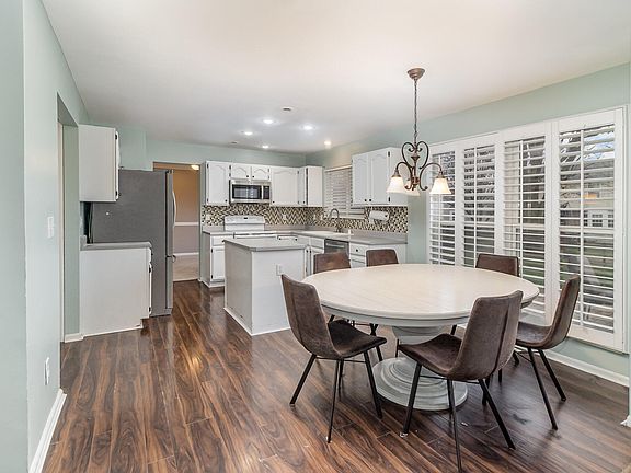 3rd image of 37 Thorne Hill Dr