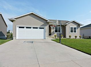 2006 Green Creek Rd, Cedar Falls, IA 50613