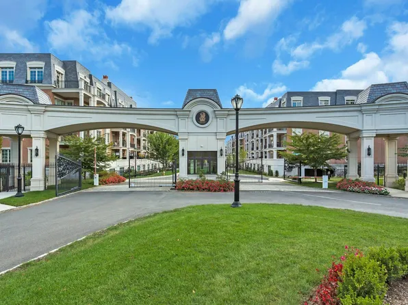 1000 Royal Court #1107, North Hills, NY 11040