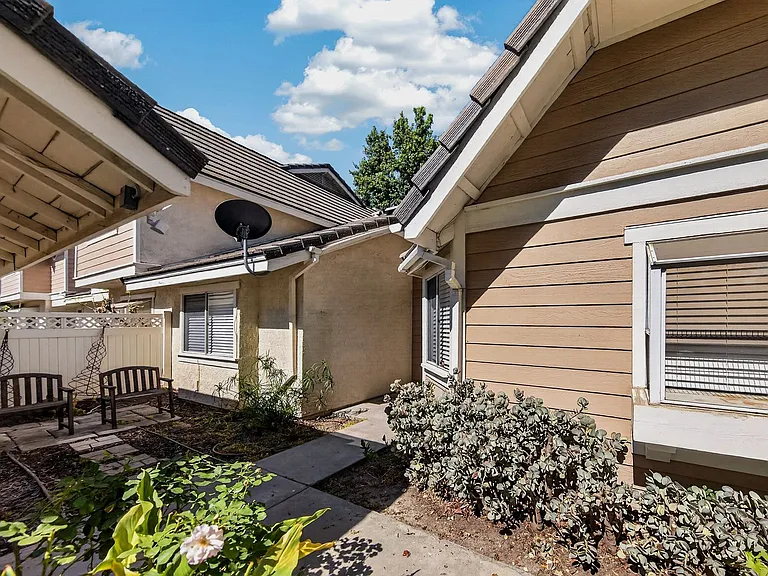 25698 Huron St — Photo 3