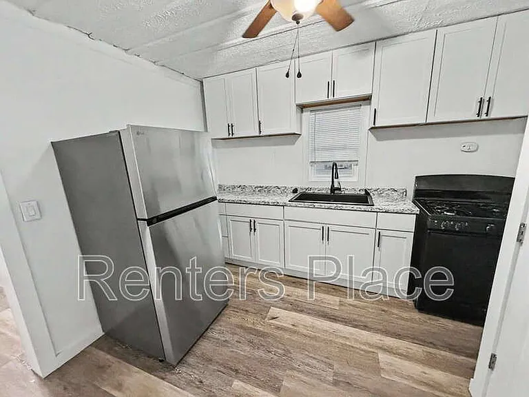 908 W 6th St — Photo 3