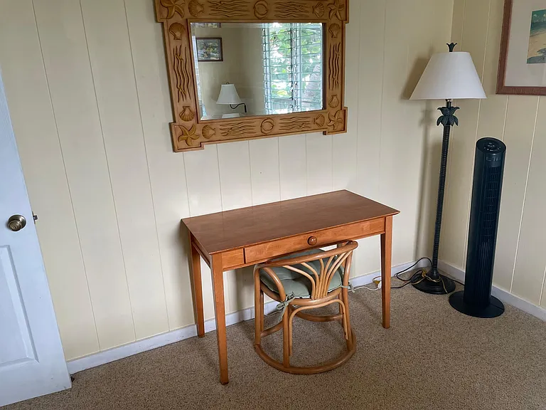 Work space in Queen room.