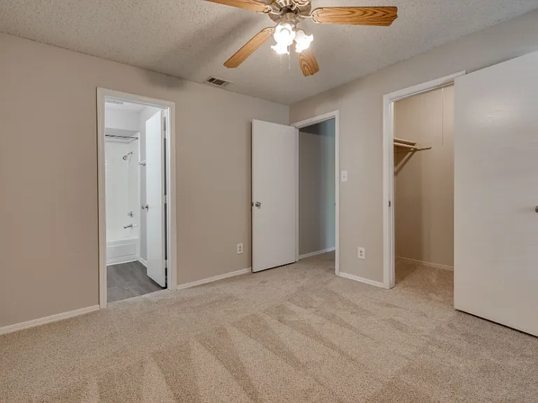 Quail Hollow Apartments — Photo 29