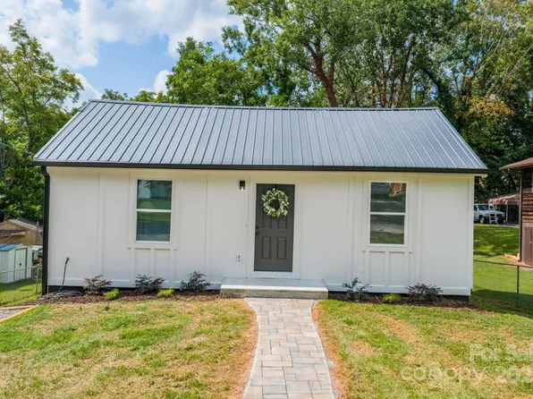 450 2nd Street Pl SE, Hickory, NC 28602