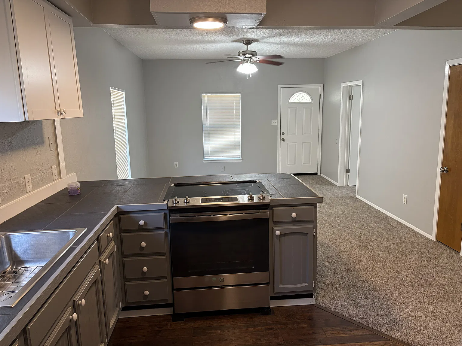 2 bed, 1100 sqft, $1,700 — Photo 2