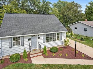 1080 Shadow Ln, Green Bay, WI 54304