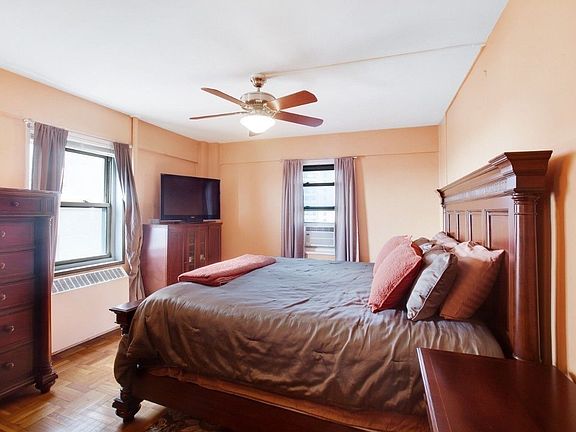 5th image of 4 Fordham Hill Oval APT 10F