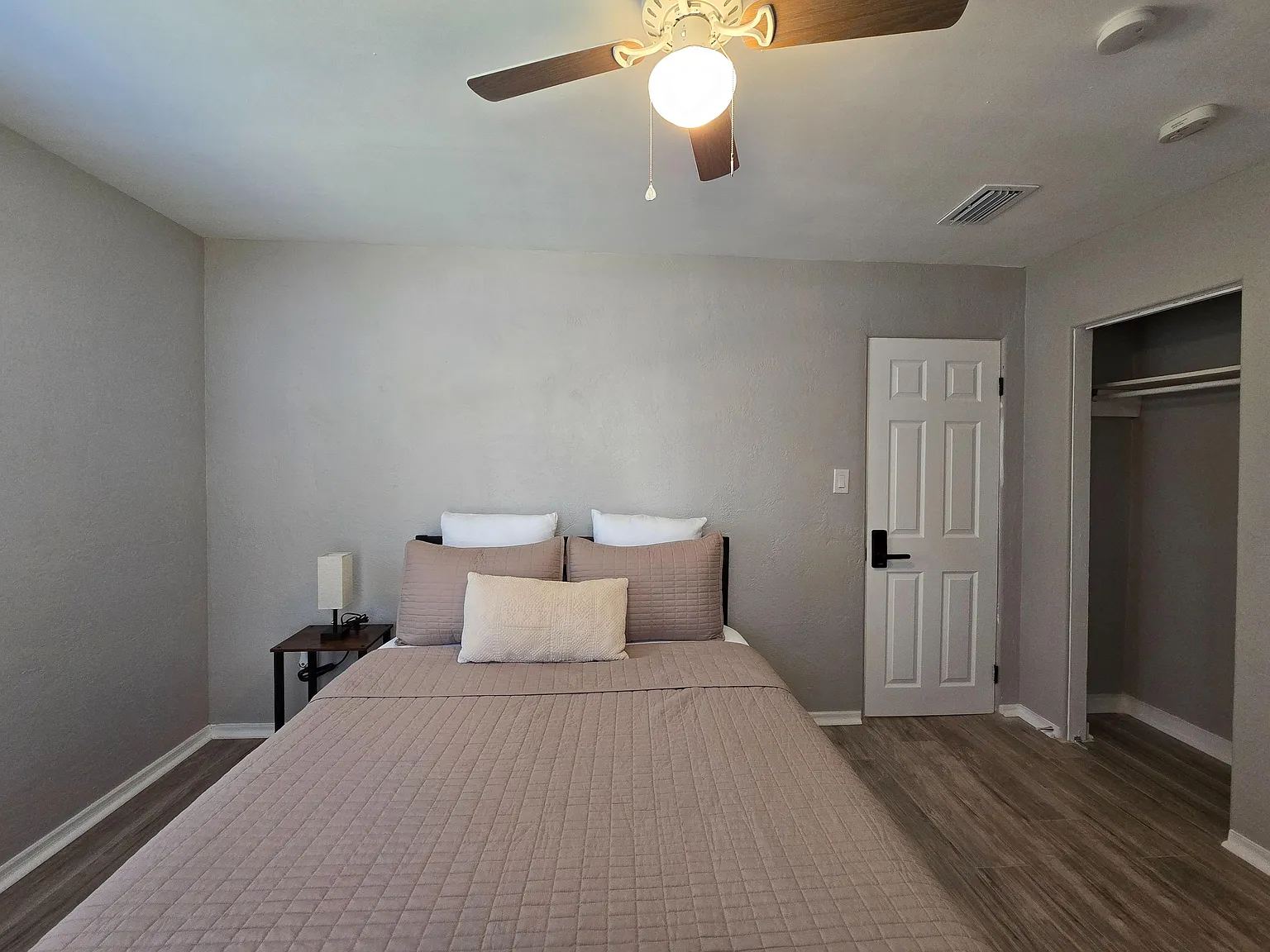 4 bed, 2.0 bath, 800 sqft, $871 — Photo 2