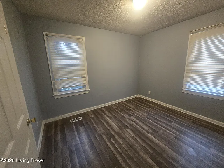 3004 Wyandotte Ave — Photo 8