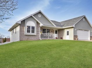 1108 Fieldstone Dr, Hartford, WI 53027