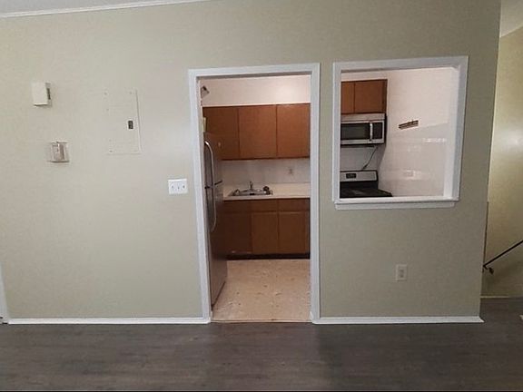 3rd image of 233A Scholes St #2