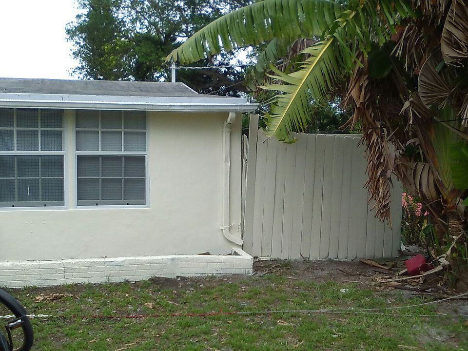 1st image of 3621 SW 12th Ct