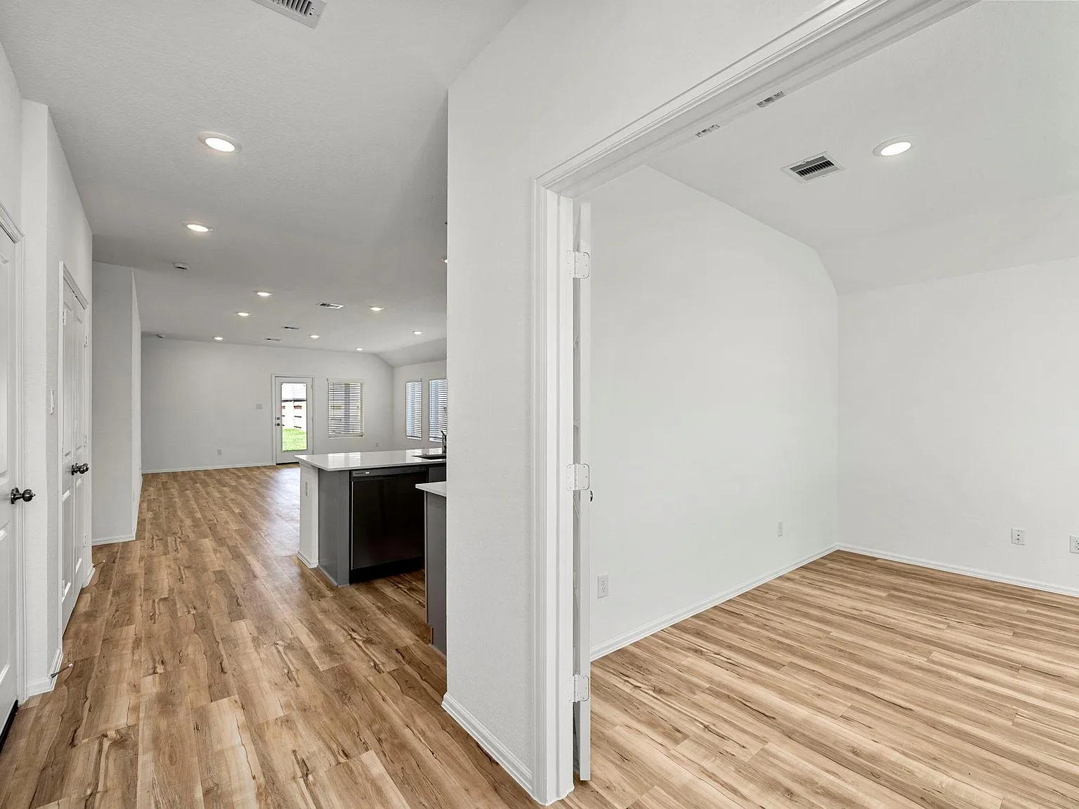 4 bed, 2.5 bath, 1932 sqft, $2,100 — Photo 4