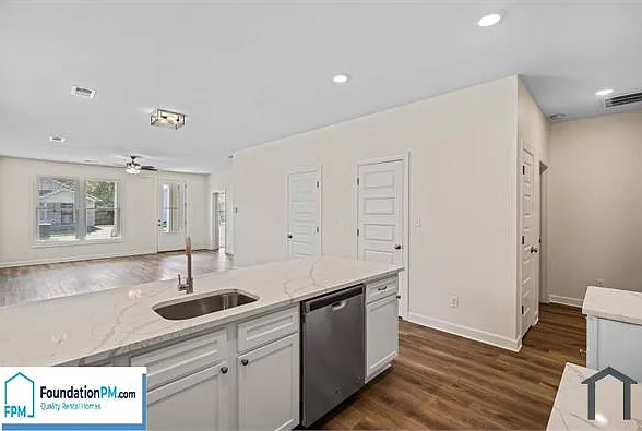 1470 Lyndale Ave — Photo 4
